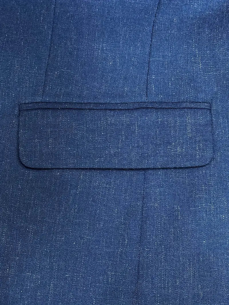 Versatile men's slim fit suit set, including a classic blazer & trousers for formal or business occasions.