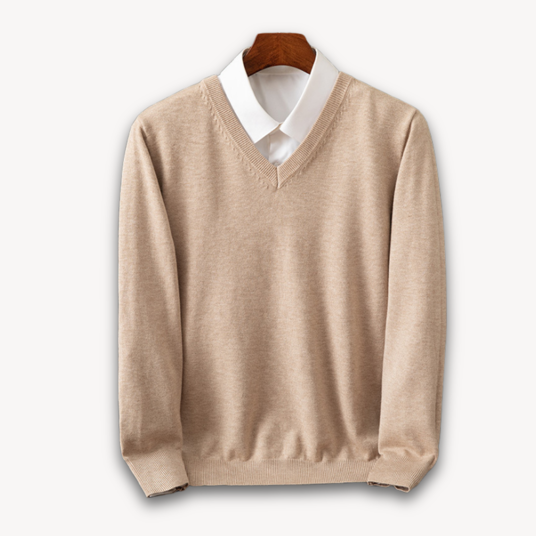 Modern men's slim fit V-neck long sleeve sweater, offering effortless fashion and comfort.