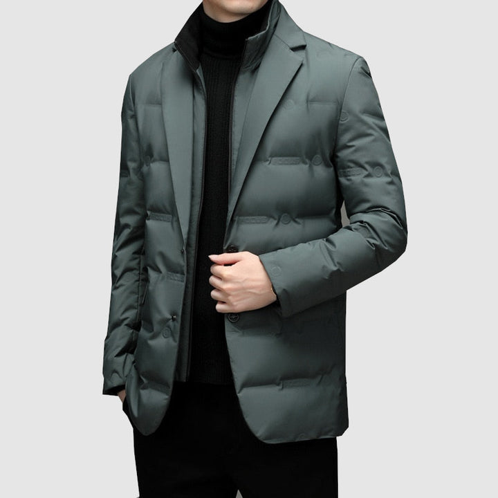 Warm men's fashion padded jacket with notch lapel, designed for stylish outerwear in cold weather. Tailored fit.