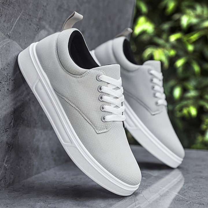 Stylish brown men's comfort shoes, perfect everyday footwear for a modern look. Durable and versatile for men's fashion.