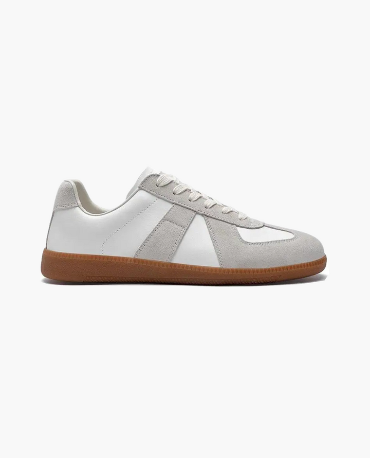 Men's stylish low-top casual sneakers, perfect for smart casual outfits & everyday comfort.