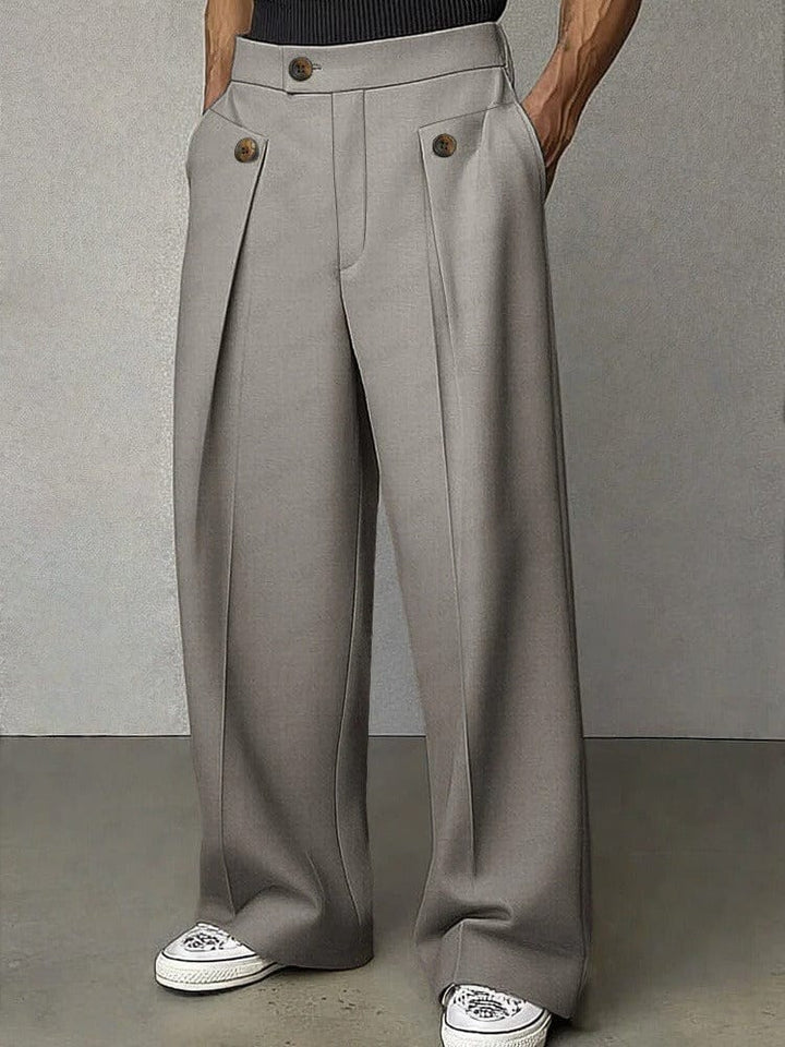 Modern men's wide-leg trousers, featuring pleats for a sophisticated yet comfortable men's style.