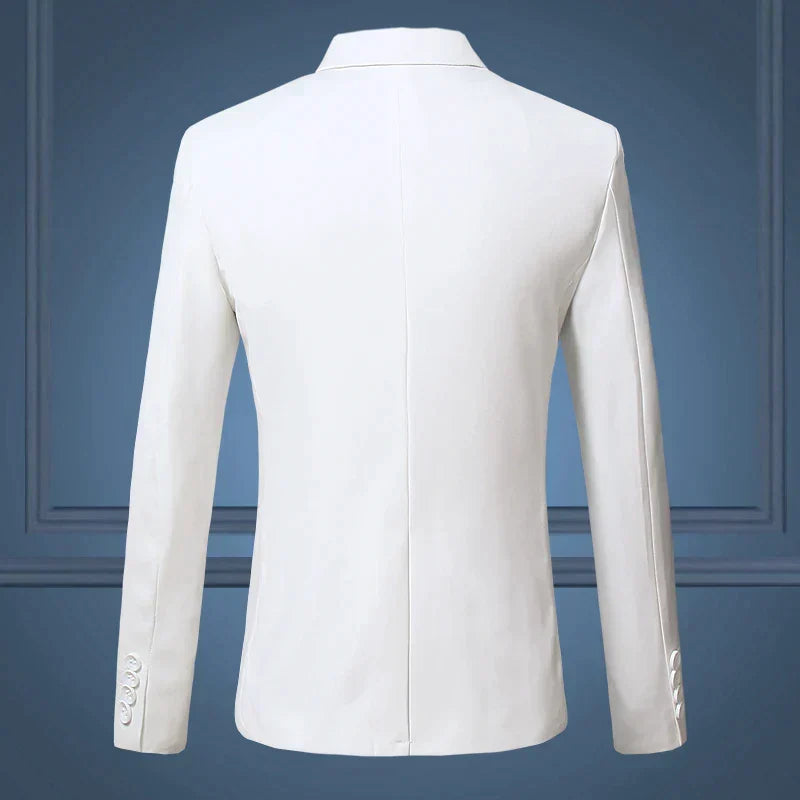 Single-breasted men's tailored blazer, perfect for professional events.