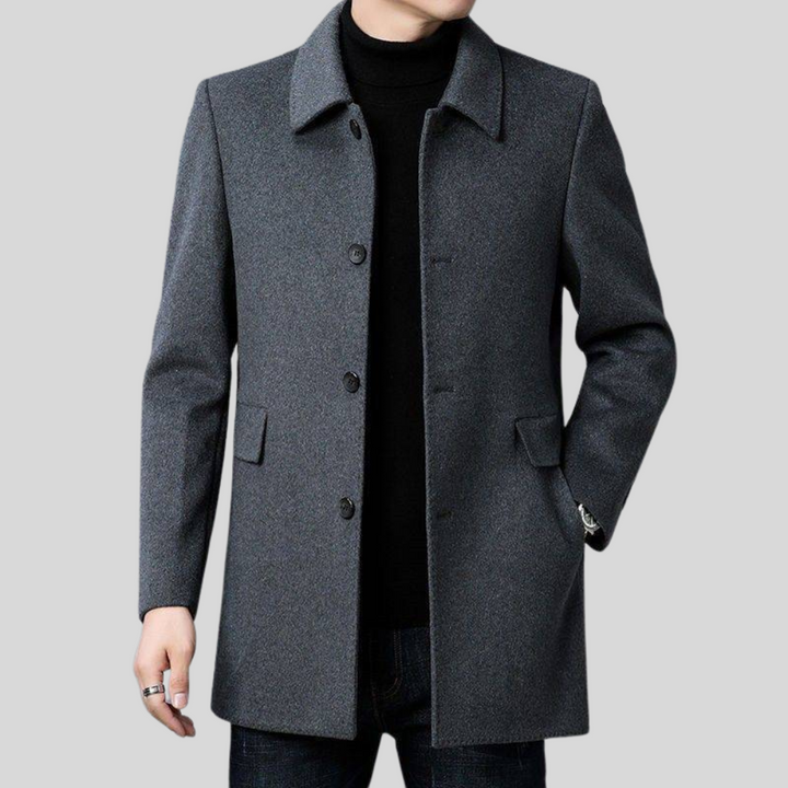 Warm men's single-breasted trench coat, essential winter outerwear for cold weather and modern fashion.
