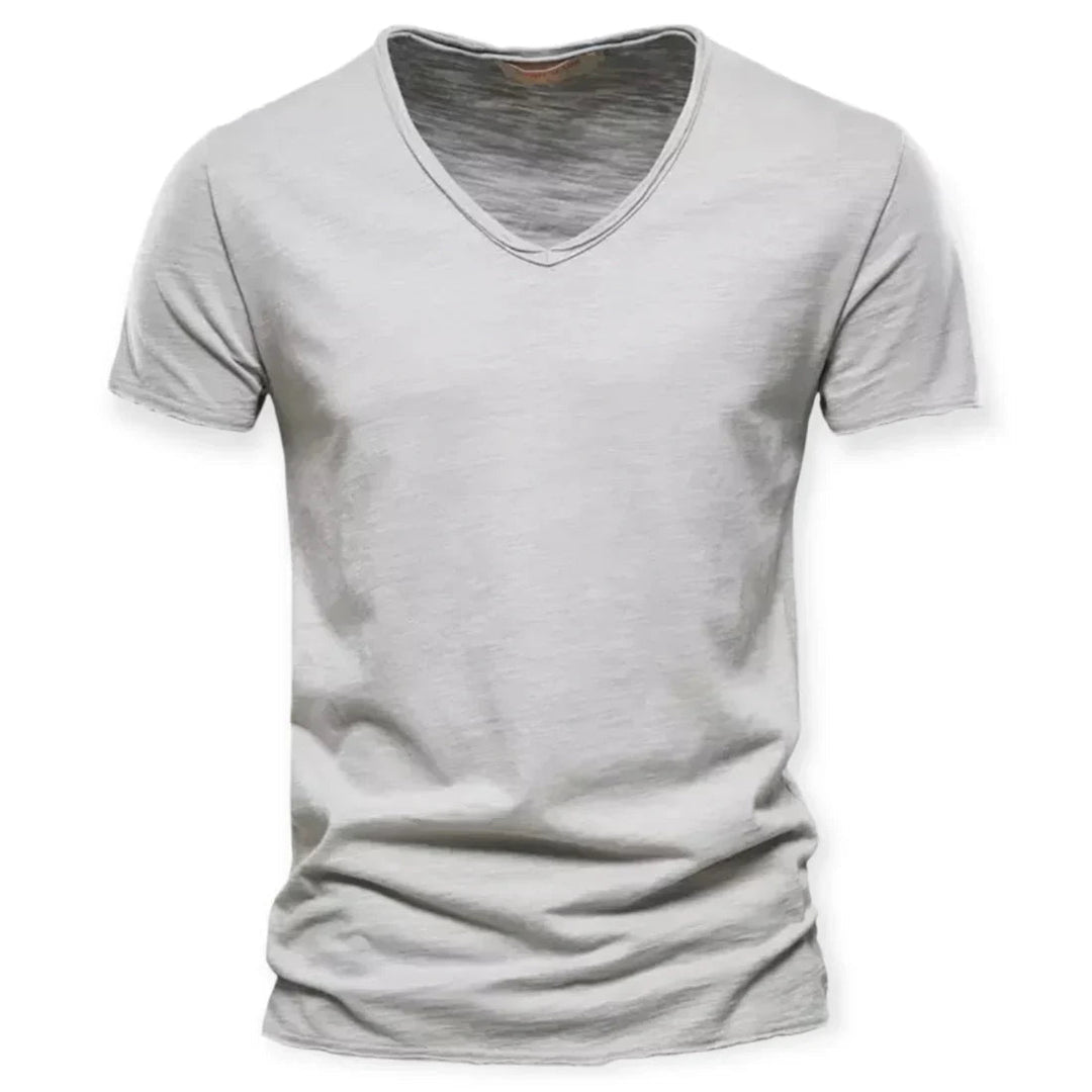 Men's V-neck t-shirt, relaxed fit, short sleeve, ideal for casual everyday comfort.