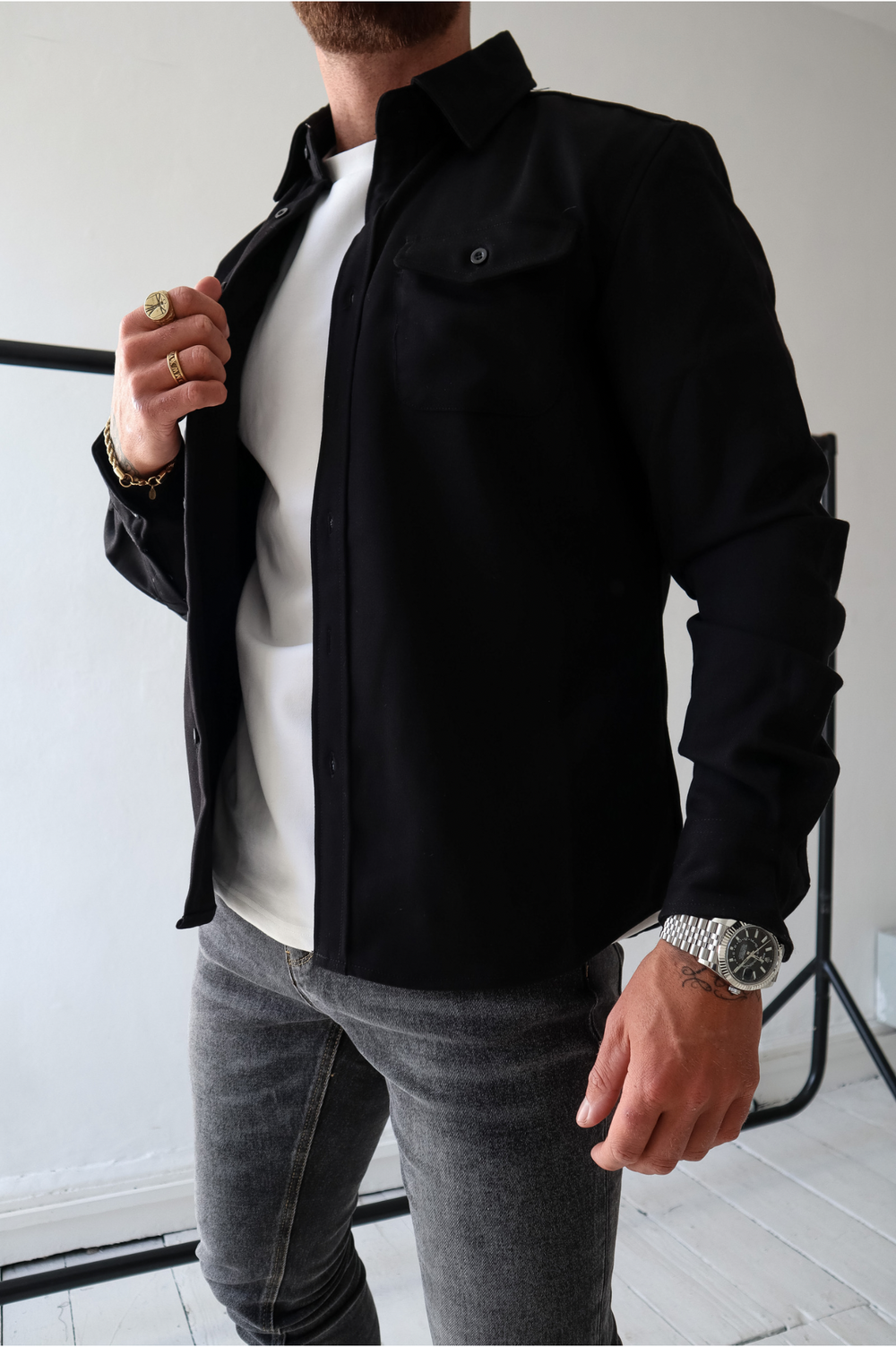 Casual men's regular fit button-up overshirt jacket with chest pockets, ideal for everyday wear.