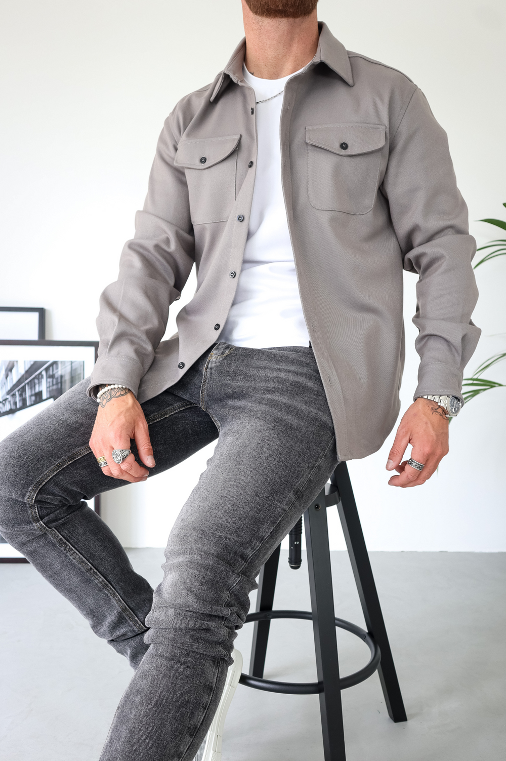 Men's casual outerwear: a versatile button-up overshirt jacket with multiple pockets for daily wear.