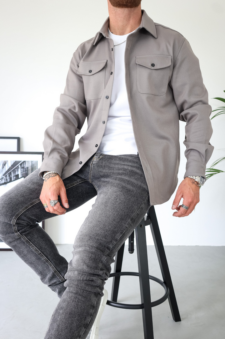 Men's casual outerwear: a versatile button-up overshirt jacket with multiple pockets for daily wear.