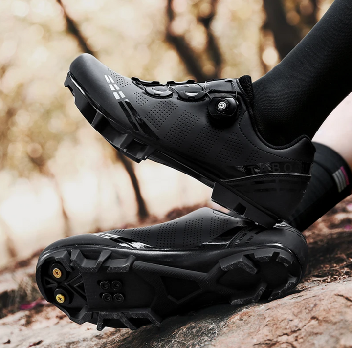 Men's SPD spin shoes; comfortable & stable for indoor cycling classes, perfect for fitness.