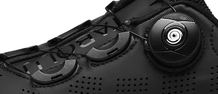 Versatile men's SPD bike shoes for all terrains; robust design with secure closure for performance.
