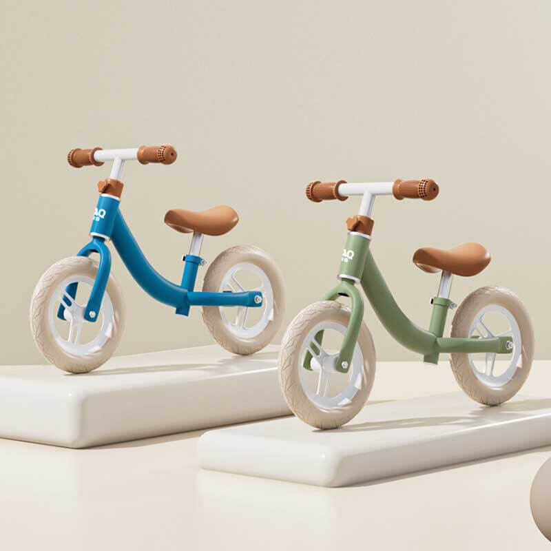 Lightweight children's balance bike, simple design, no pedals, teaching balance to toddlers.