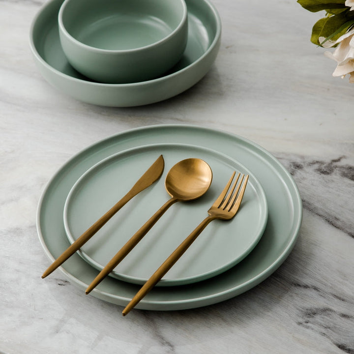 Stylish stainless steel minimalist cutlery set, enhancing any modern tableware collection.