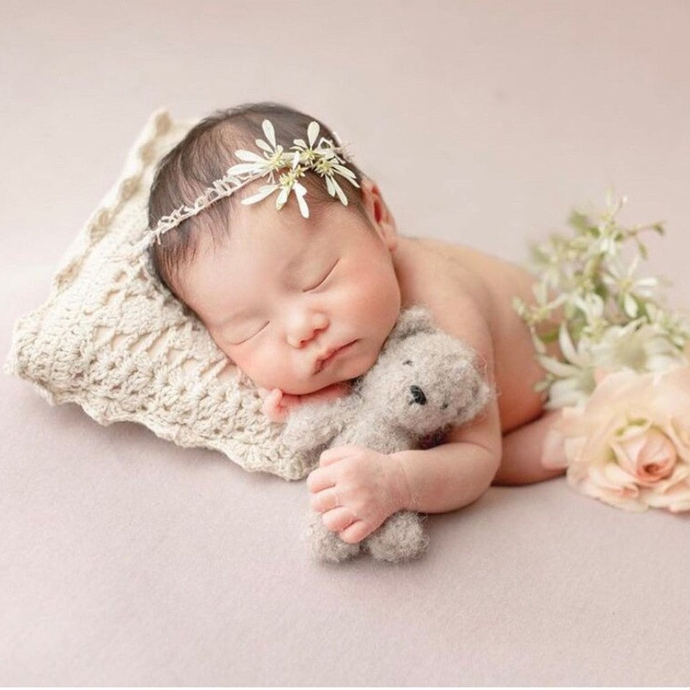 Comfortable lace baby blanket and pillow, essential baby accessories for photos