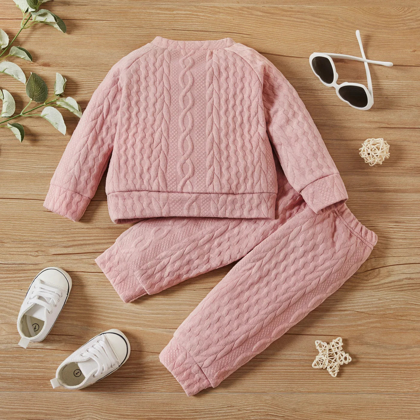 Complete baby clothing set: long-sleeved t-shirt and pants, made from cozy cotton blend