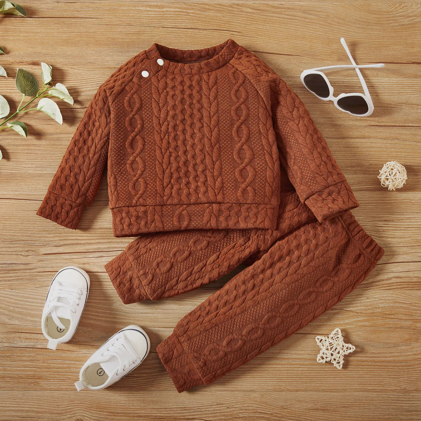 Infant clothing set, unisex design, including a long-sleeved top and pull-on pants in cotton
