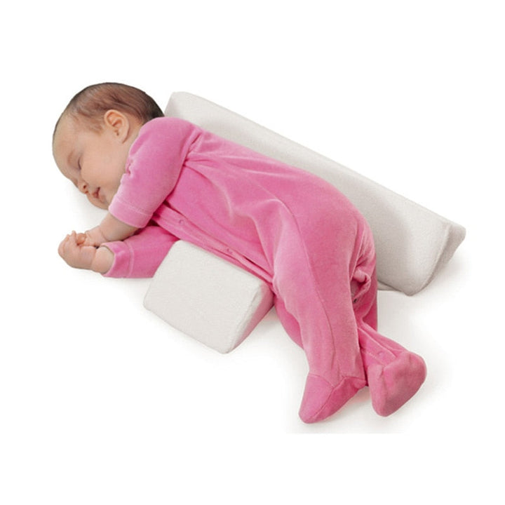 Flat head prevention pillow for newborns, offering secure sleep & crucial infant head support.