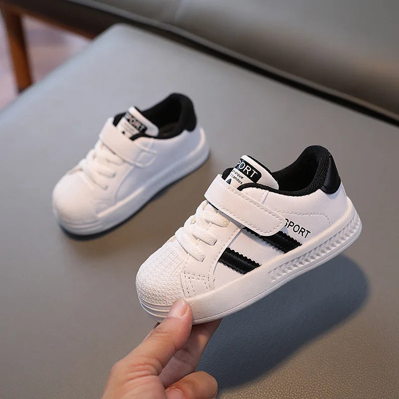 Close-up of the anti-slip sole on a white children's sneaker, ideal for active play, ensuring safety.