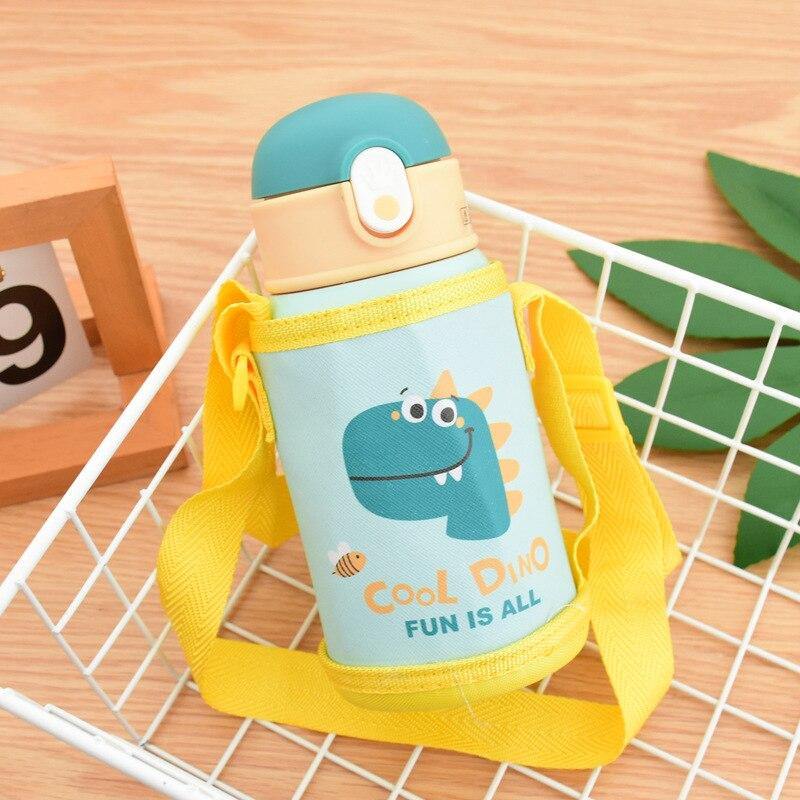Portable BPA-free straw bottle for children, insulated, with secure strap and fun design