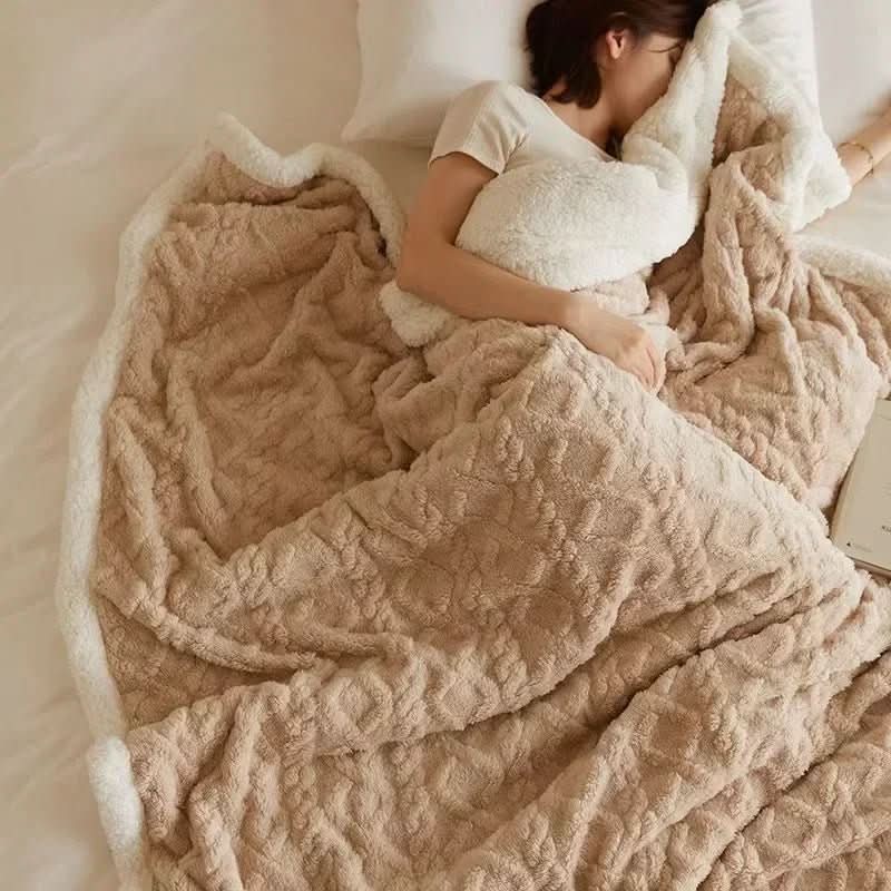 Warm winter bed blanket: a plush lambswool & microfiber flannel throw for ultimate coziness. Perfect bedroom decor.