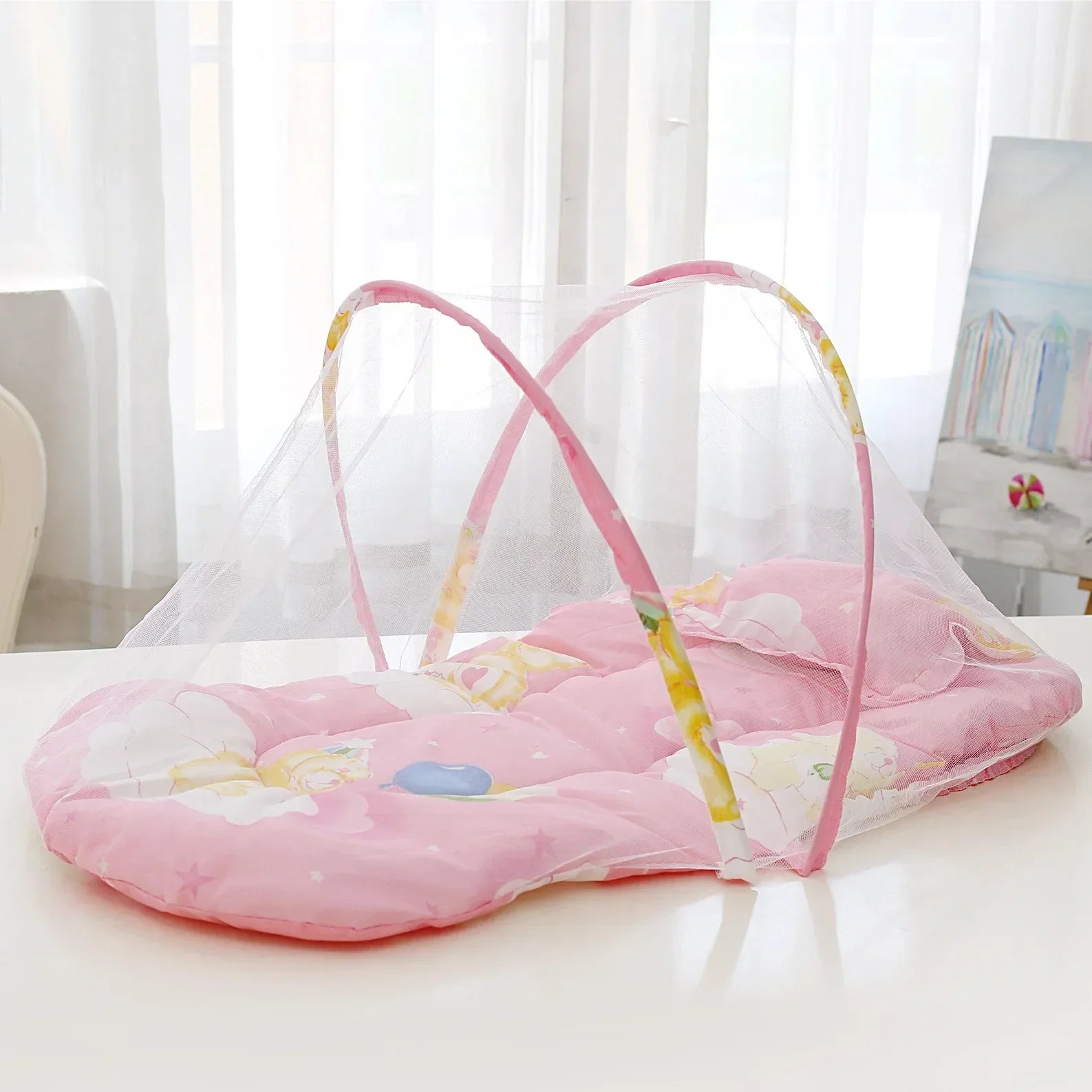 Baby travel gear: portable & foldable mosquito net for cribs, ensuring insect-free sleep and play for infants.