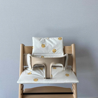 Portable baby chair cushion in a gender-neutral animal print, ensuring a secure and comfy toddler mealtime.