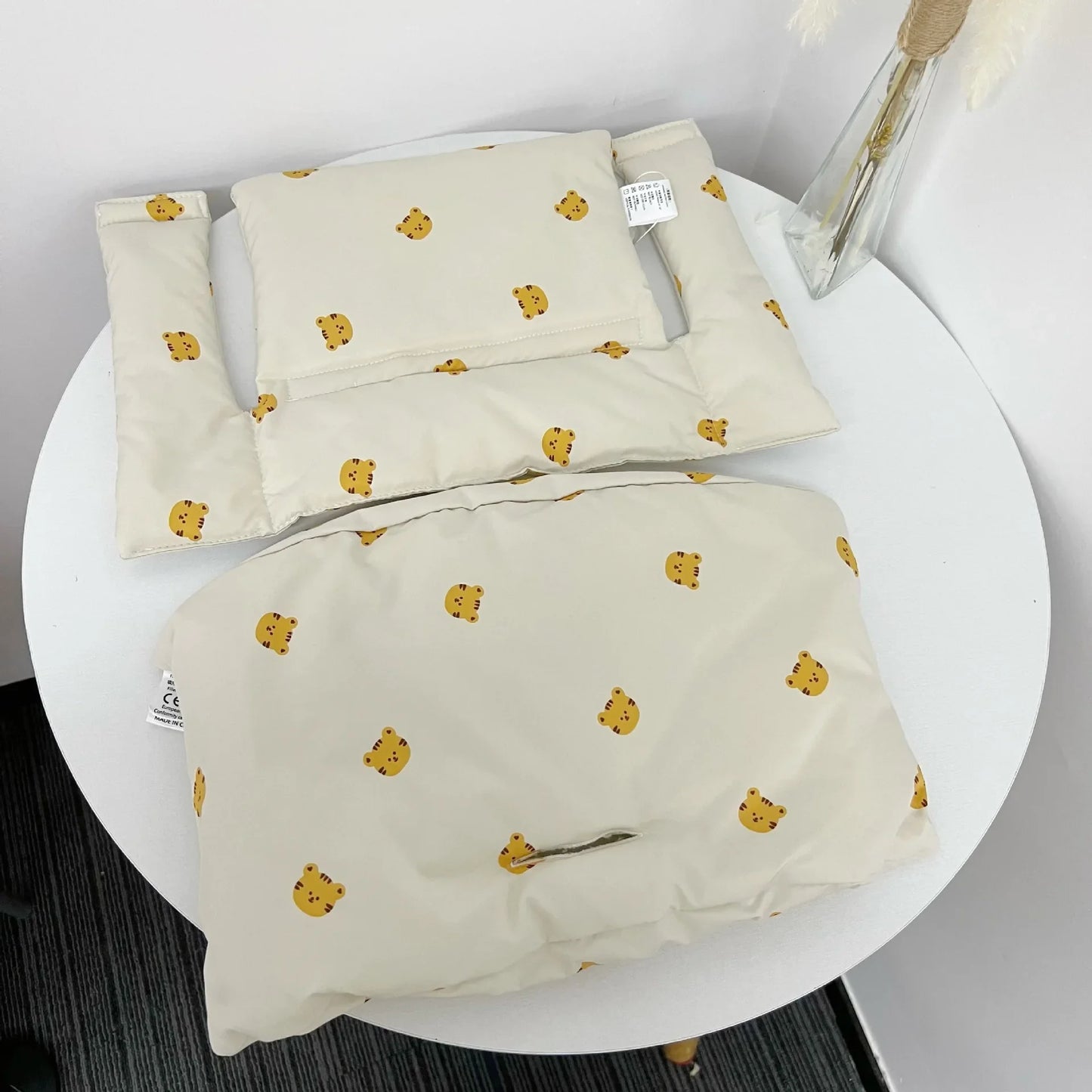 Detail of the non-slip bottom of a baby chair cushion, highlighting its safety features for infants.