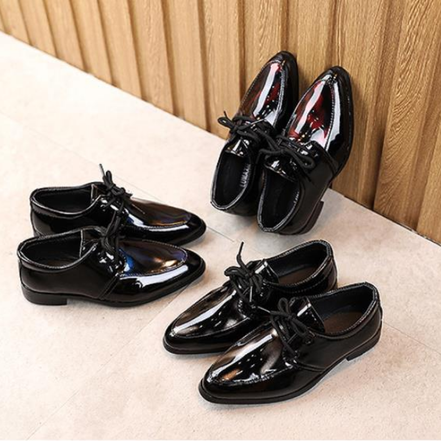 Boys' comfortable slip-on dress shoes in shiny black leather with a stylish pointy toe