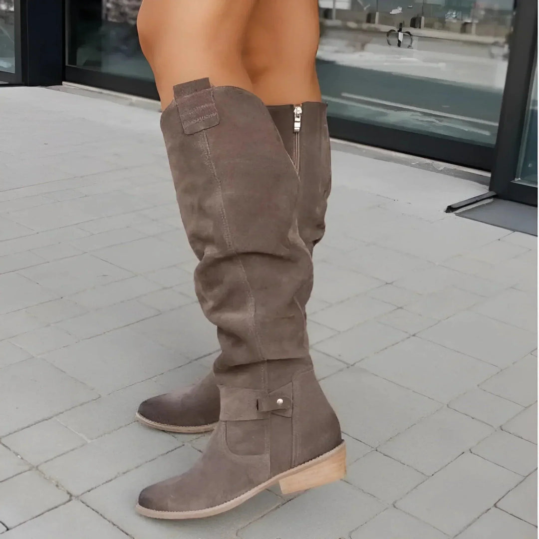 Day-to-night women's boots, sleek design, structured fit, offering everyday comfort.