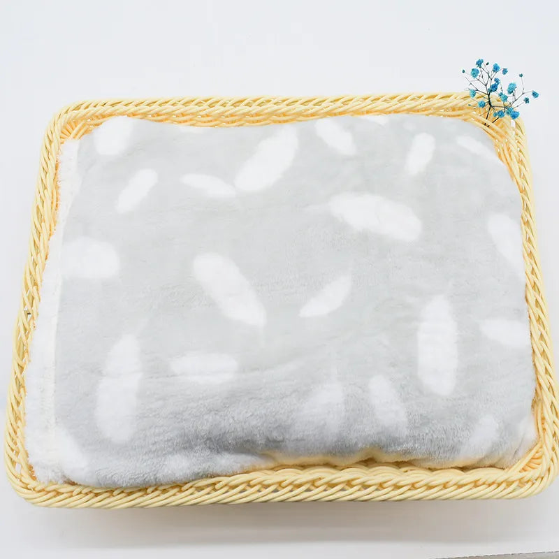 Essential warm blanket for babies, suitable for all seasons.