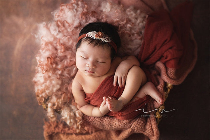 Breathable cotton linen infant blanket, a gentle baby accessory for comfy photo sessions.