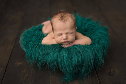 Soft, warm knit baby blanket prop, perfect for creating cozy infant photo backdrops.