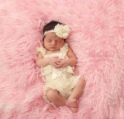 Versatile knit baby photography backdrop blanket, suitable for various newborn photo themes.