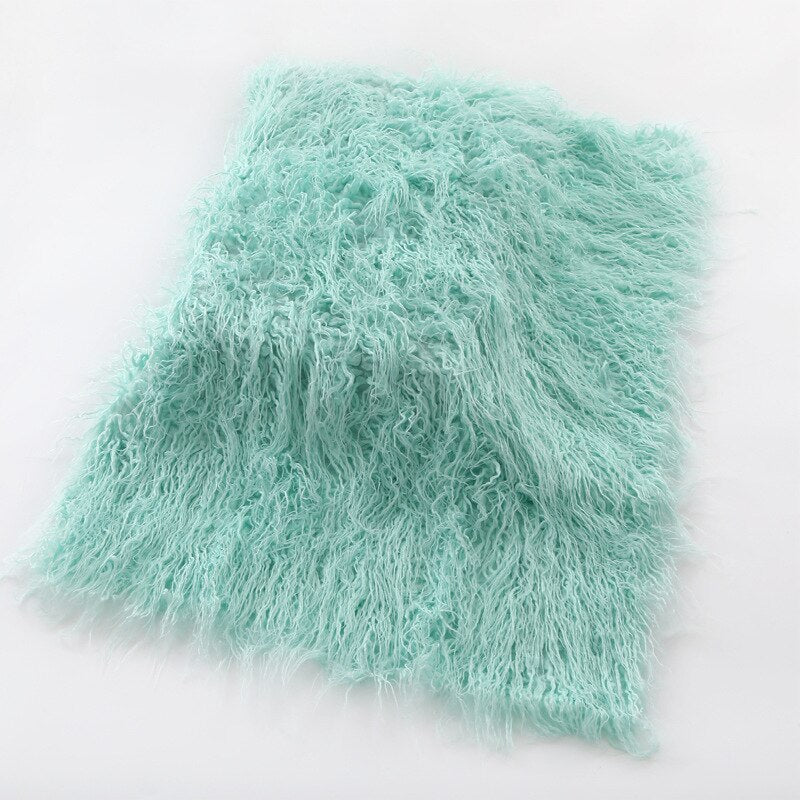 Chunky knit newborn photography blanket in a soft pastel, baby backdrop for professional photos.
