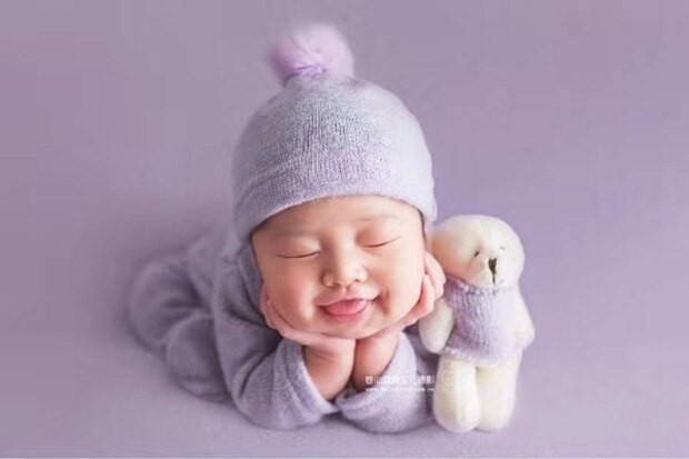 Soft and stretchy knitted baby wrap, excellent photography accessory for newborns and studio backdrop.