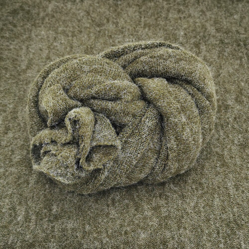 Newborn photography prop: Cream knitted baby blanket, versatile as a wrap or studio backdrop.