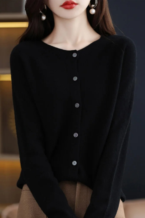 Versatile long women's cardigan, great for layering, everyday fashion, and effortless style.