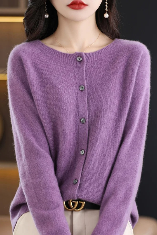 Casual long women's cardigan, ideal for relaxed yet stylish everyday wear and comfort.