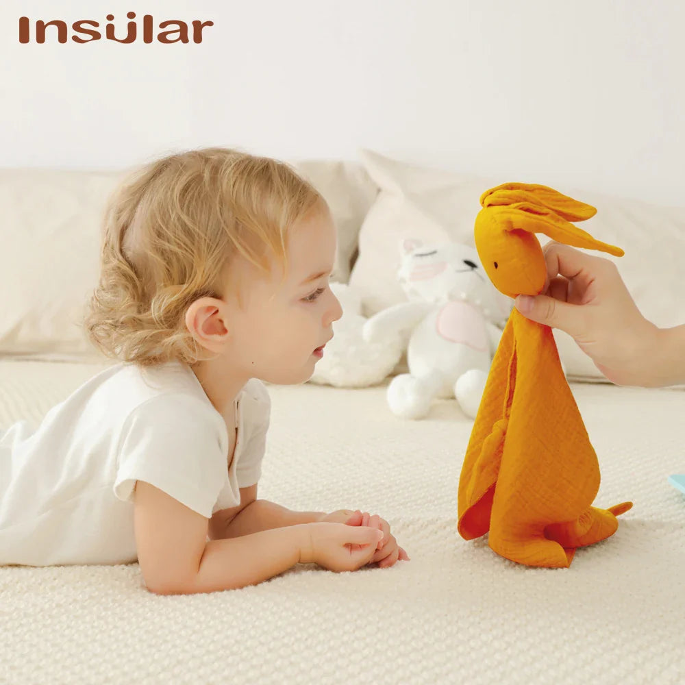 Newborn essentials: soft muslin baby towel, gentle and breathable, suitable for sensitive skin.