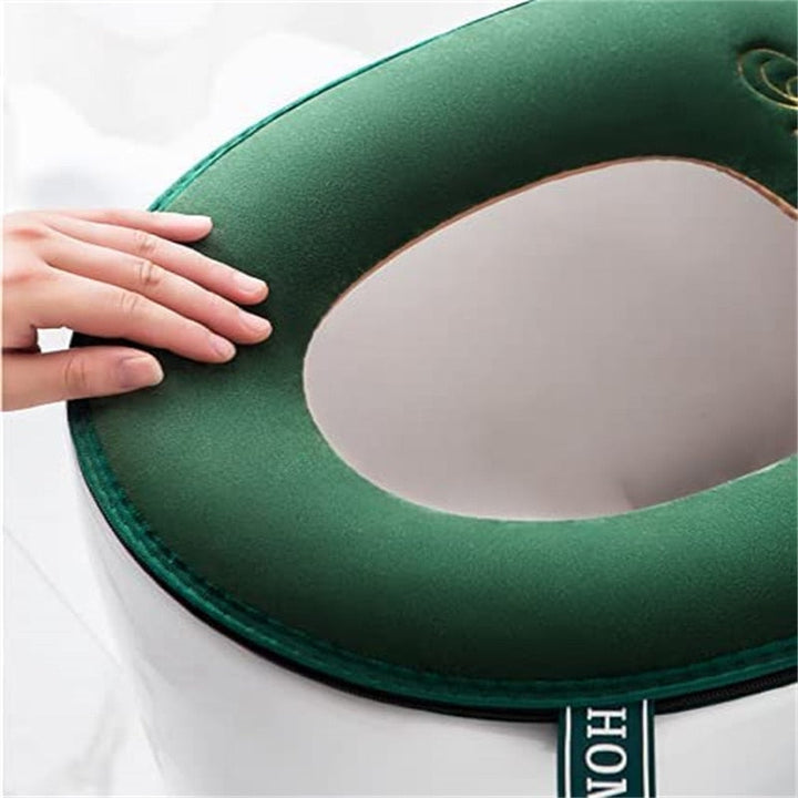 Warm universal toilet seat cover, padded, with a secure zipper and grip handle