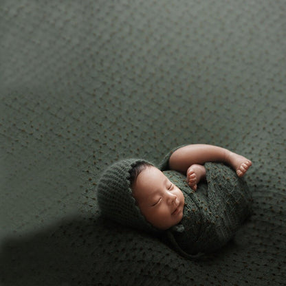 Newborn photography backdrop kit: soft cotton blanket and matching wrap for infant photos.