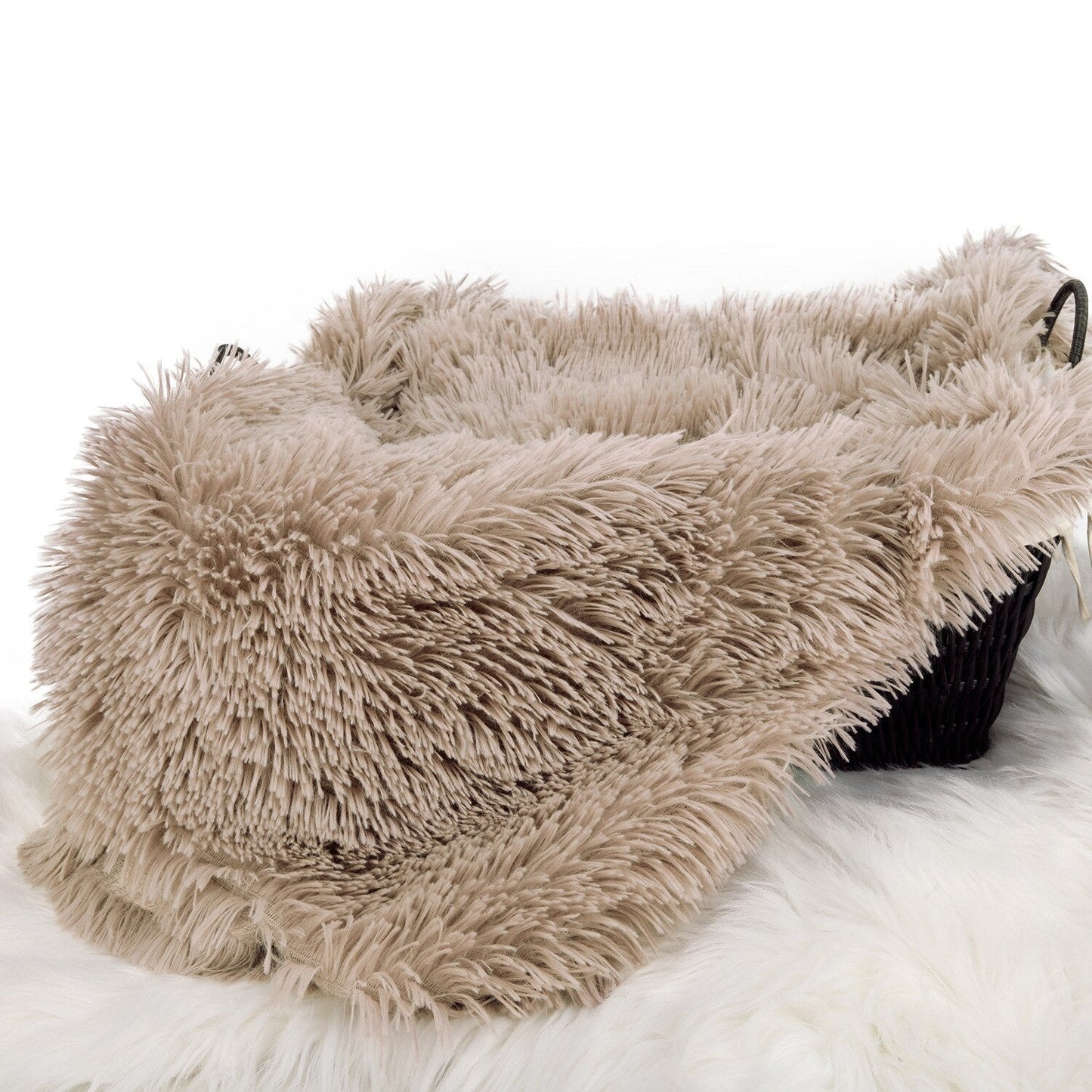Newborn photography prop: cozy dacron baby blanket, perfect for infant photoshoots.