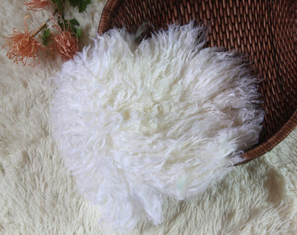 Chunky knit wool baby blanket, versatile newborn photography posing prop.