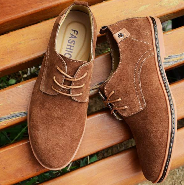 Men's classic lace-up Derby shoes for a polished finish, ideal for business casual and formal attire.
