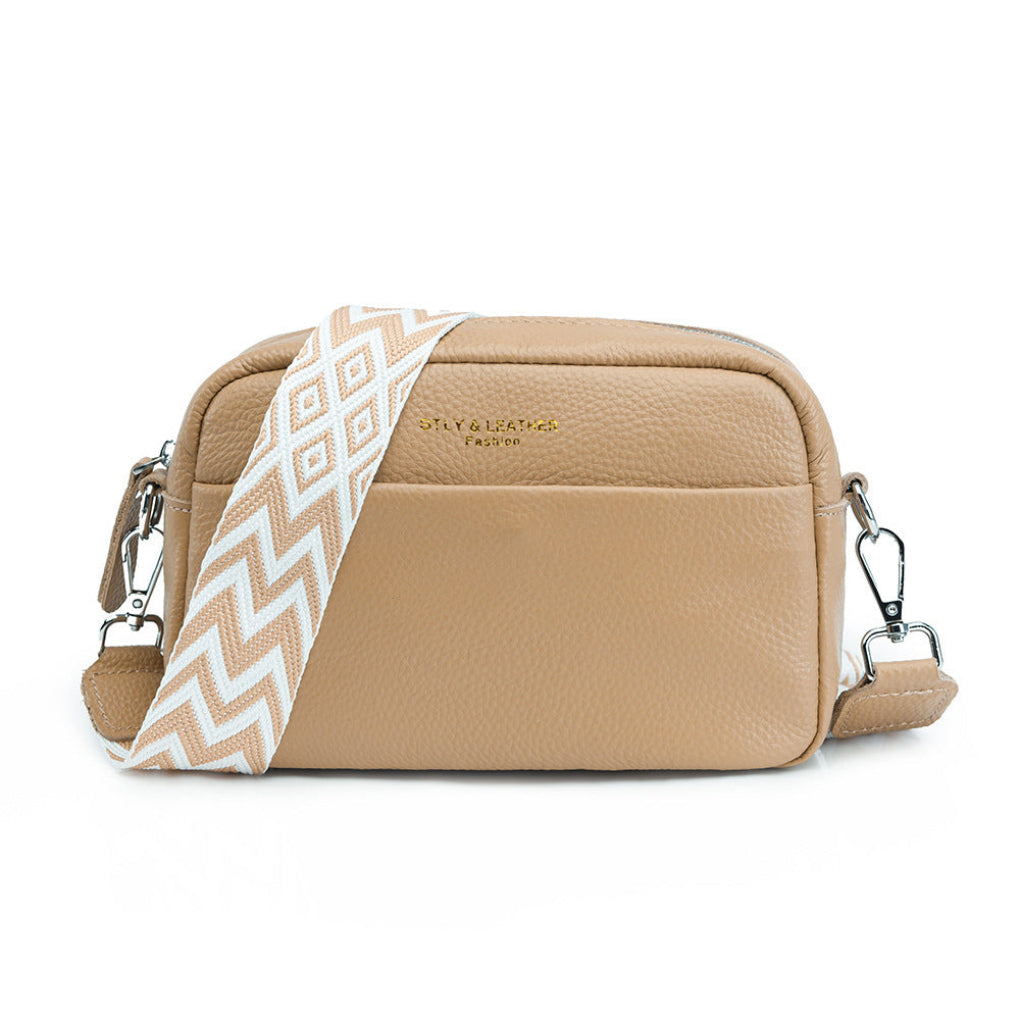 Elegant green women's crossbody bag, a stylish accessory with an eye-catching geometric strap. Practical & chic.
