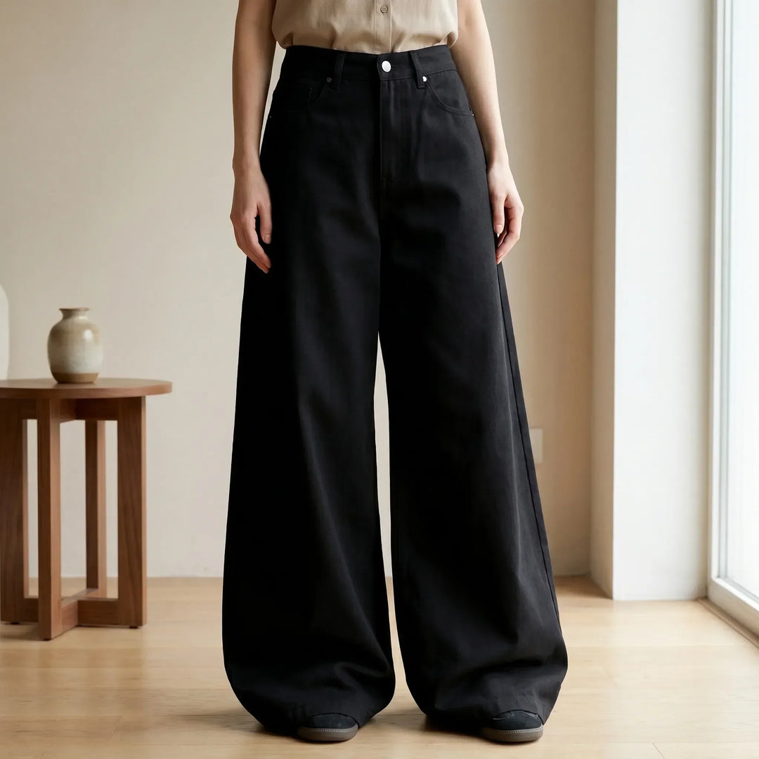 Stylish women's black high-waisted wide-leg pants, perfect for a modern loose fit and everyday comfort.
