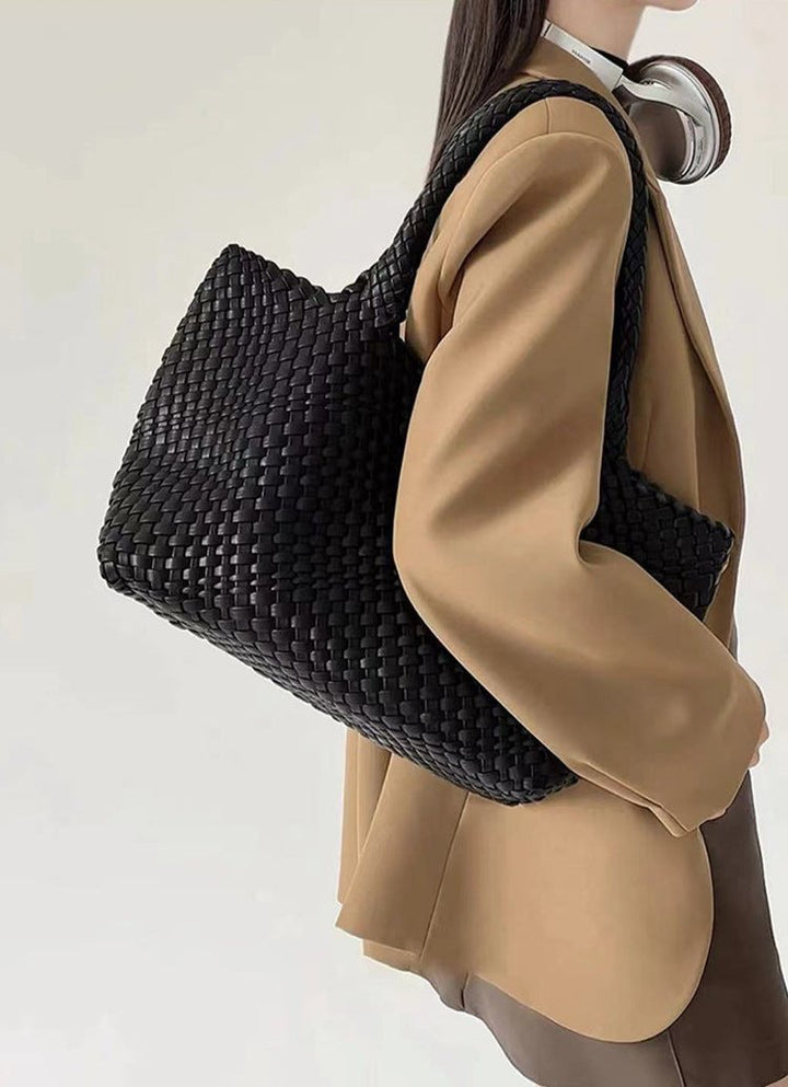 Women's large woven tote bag, a comfortable and stylish shoulder bag for all occasions.