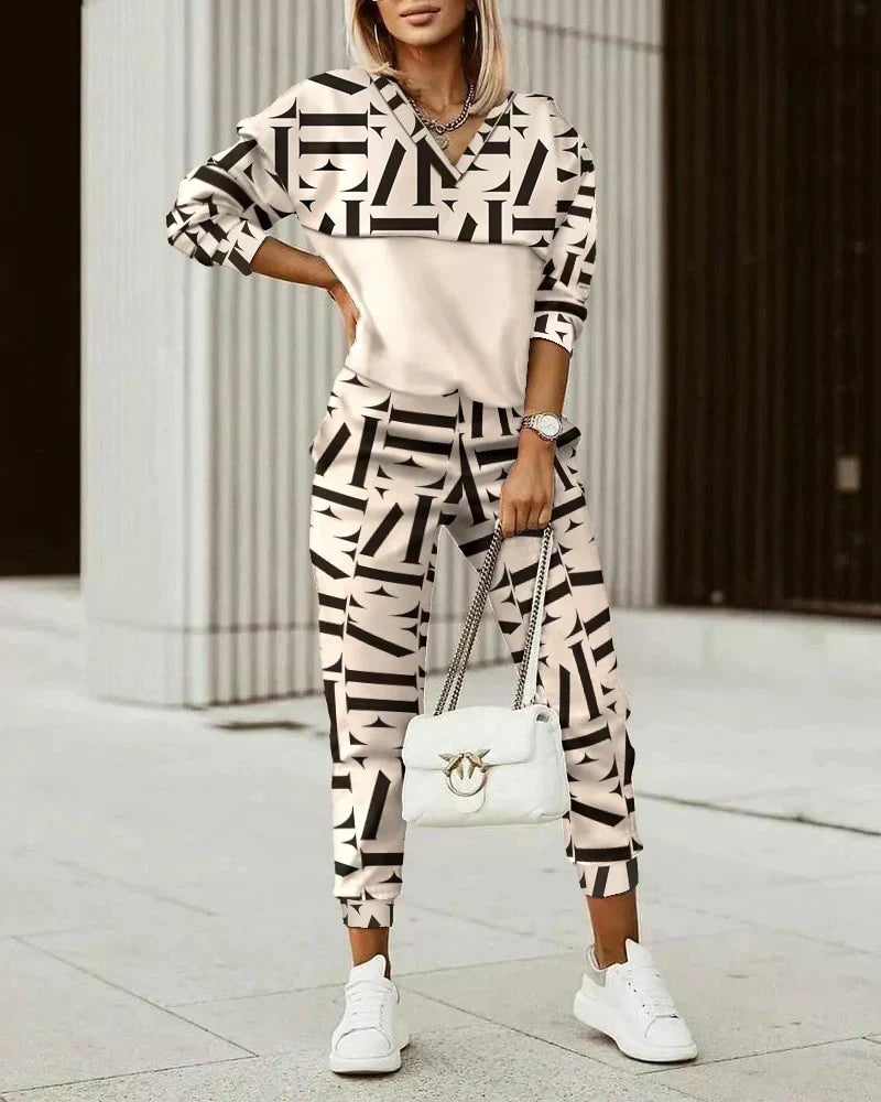 Stylish women's modern tracksuit set, a comfortable two-piece perfect for casual wear, loungewear & active days.