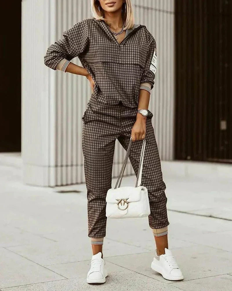 Women's fashionable activewear tracksuit, a modern & comfortable two-piece set perfect for diverse casual looks.