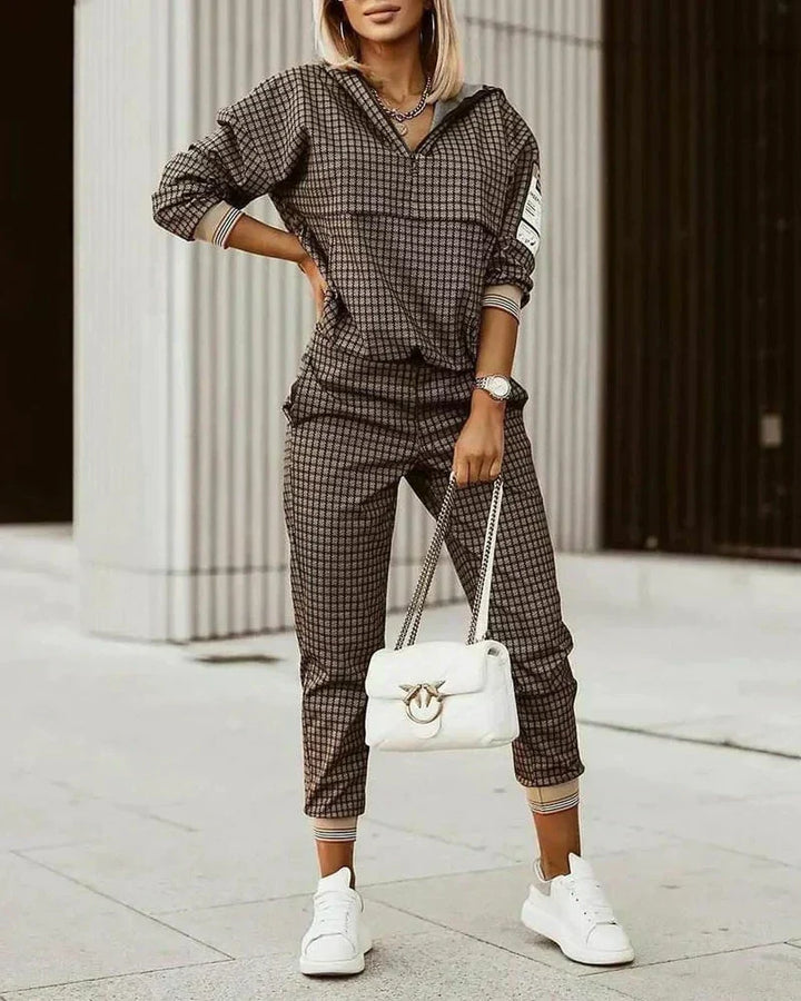 Women's fashionable activewear tracksuit, a modern & comfortable two-piece set perfect for diverse casual looks.