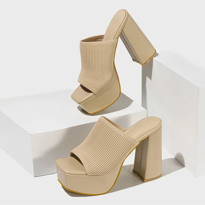 Elegant women's platform sandals with an elevated sole, ideal for a chic, comfortable, and modern summer look.